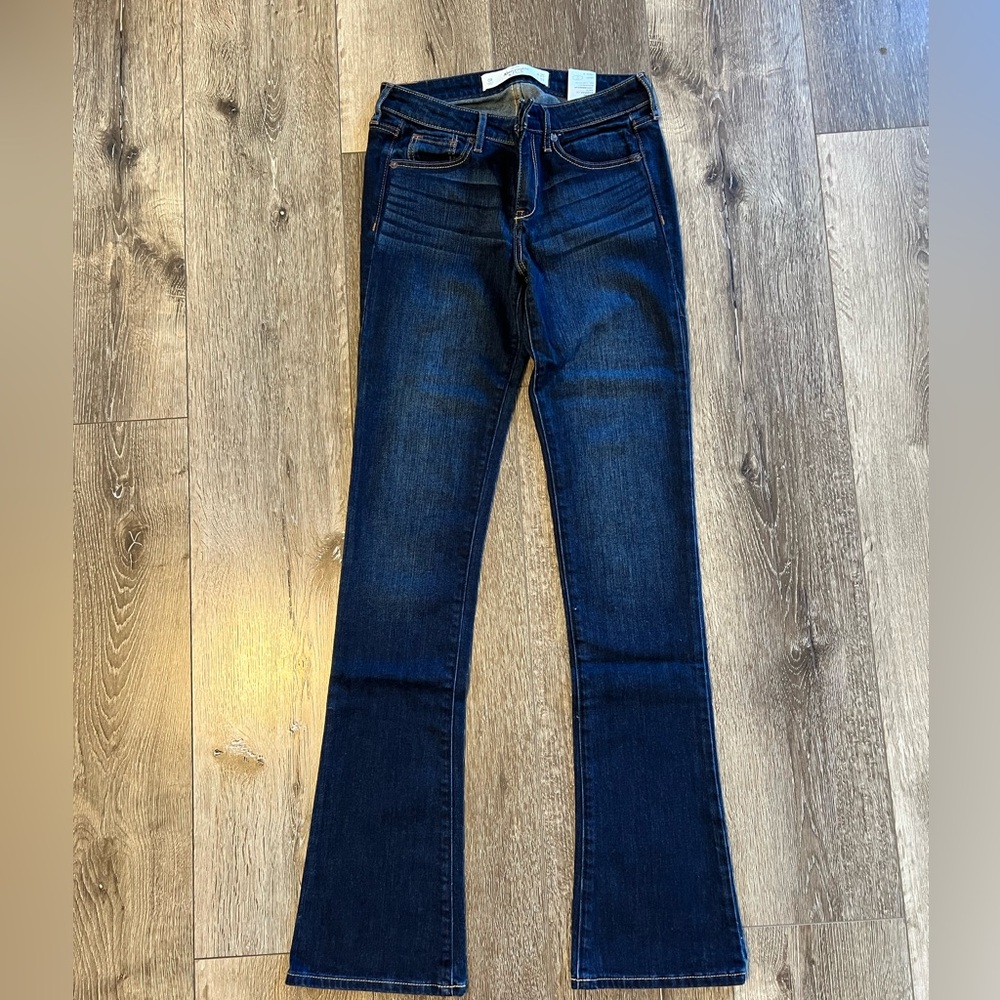 Abercrombie & Fitch skinny boot jeans. Size: 25. New without tags.